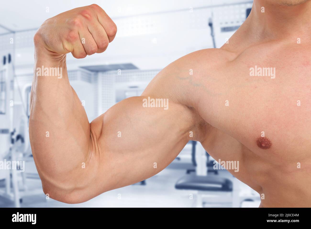 Bizeps starke Kraft Muskeln Fitness-Studio Mann Bodybuilder Bodybuilding muskulös jung Stockfoto
