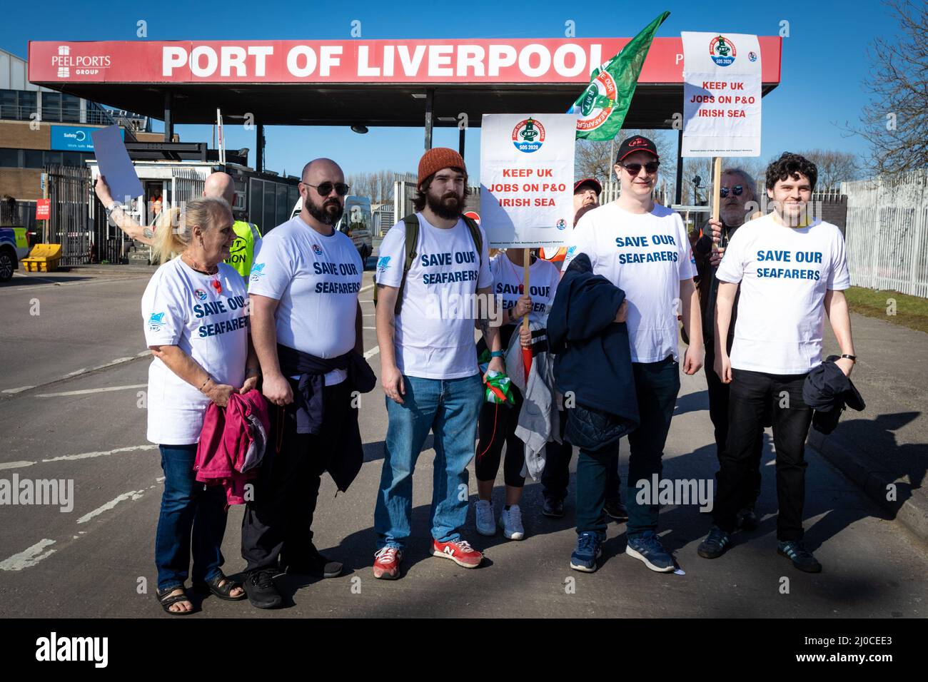 Liverpool, Großbritannien. 18. März 2022. Eine Gruppe von GMT-Mitgliedern versammelt sich vor dem Hafen von Liverpool. organizedÊby seesÊunion Mitglieder der Gewerkschaft Rail, Maritime and Transport Workers' Union (RMT) versammeln sich nach der Nachricht Anfang dieser Woche, dass P&O Ferries 800 Mitarbeiterverträge fristlos kündigen. Kredit: Andy Barton/Alamy Live Nachrichten Stockfoto