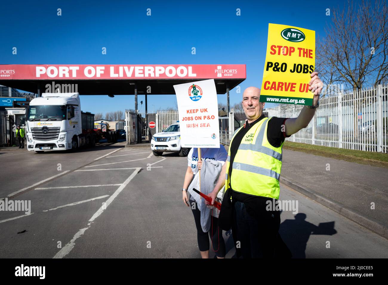 Liverpool, Großbritannien. 18. März 2022. Ein Protestler hält ein Plakat vor dem Hafen von Liverpool. organizedÊby seesÊunion Mitglieder der Gewerkschaft Rail, Maritime and Transport Workers' Union (RMT) versammeln sich nach der Nachricht Anfang dieser Woche, dass P&O Ferries 800 Mitarbeiterverträge fristlos kündigen. Kredit: Andy Barton/Alamy Live Nachrichten Stockfoto