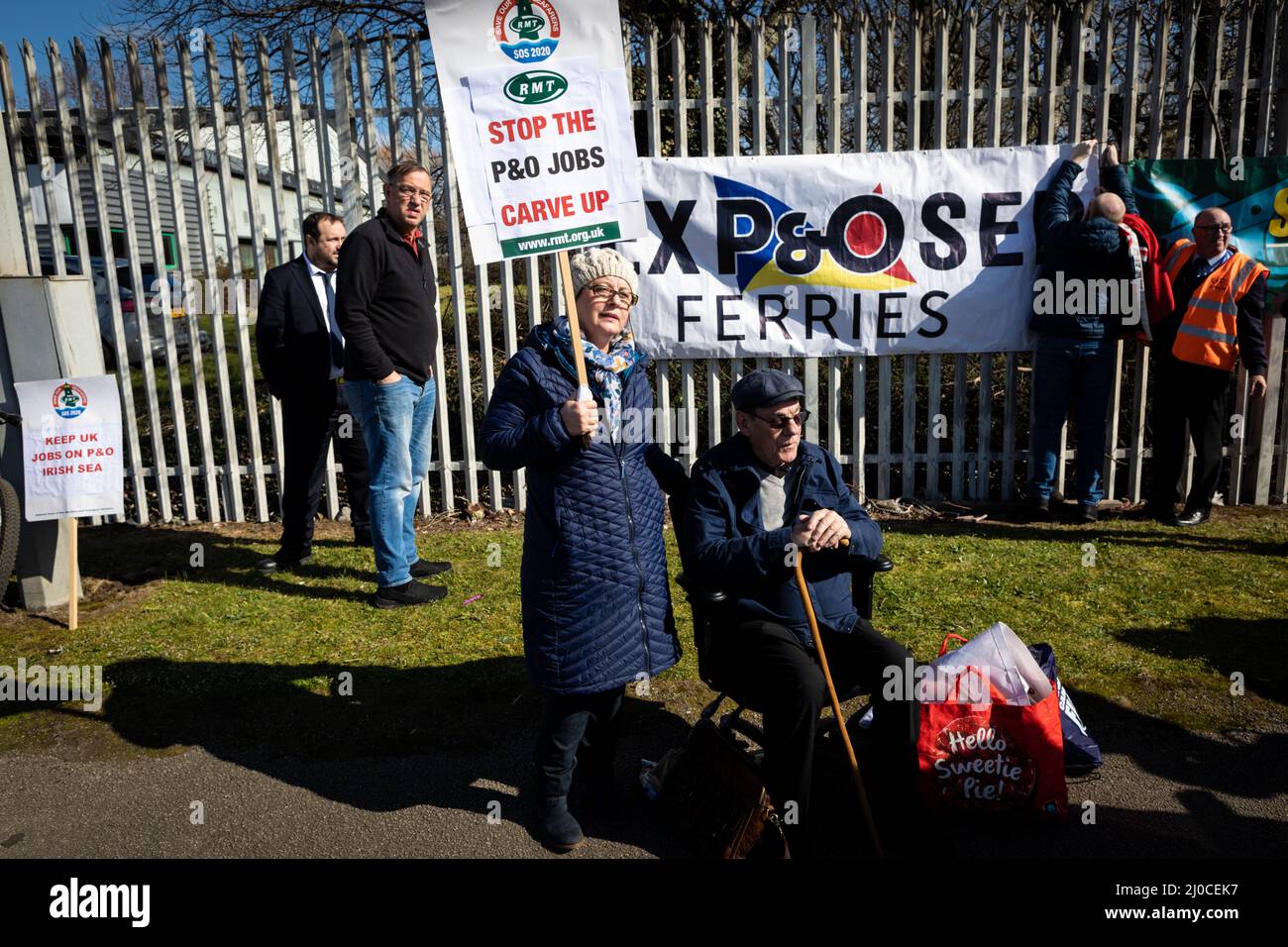 Liverpool, Großbritannien. 18. März 2022. organizedÊby seesÊunion Mitglieder der Gewerkschaft Rail, Maritime and Transport Workers' Union (RMT) versammeln sich nach der Nachricht Anfang dieser Woche, dass P&O Ferries 800 Mitarbeiterverträge fristlos kündigen. Kredit: Andy Barton/Alamy Live Nachrichten Stockfoto