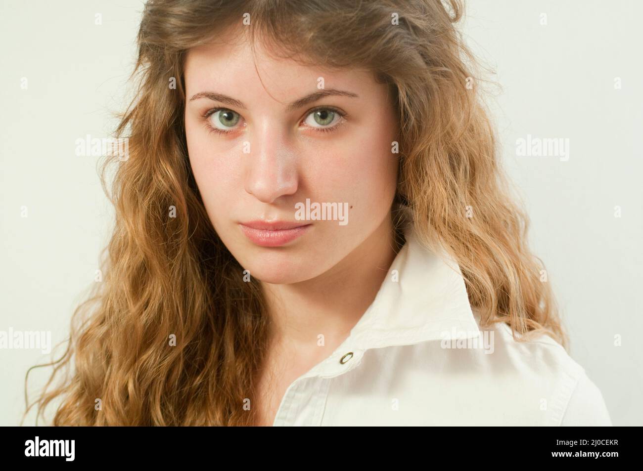 Junge Frau in die Kamera schaut. Schließen Sie die Ansicht. Stockfoto