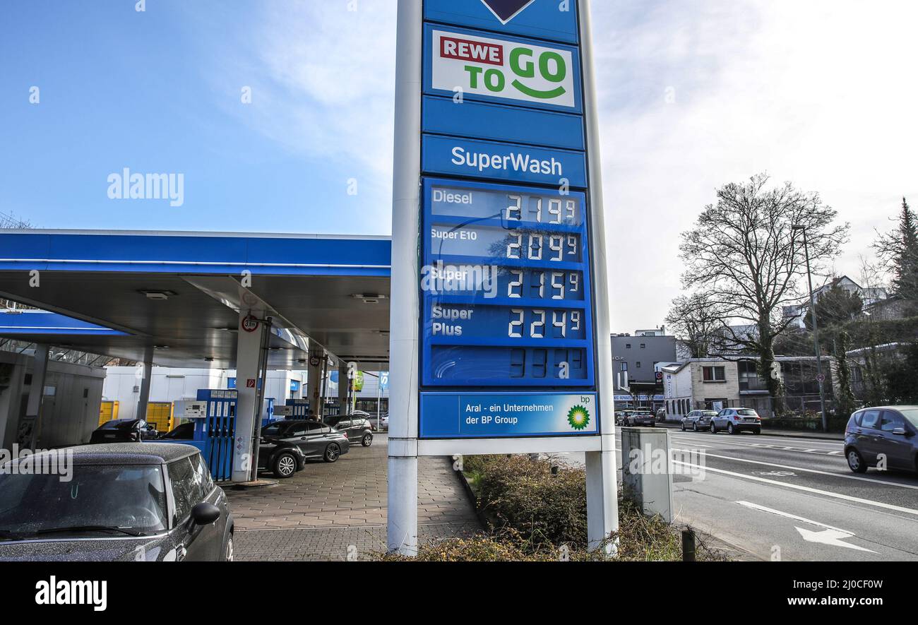 Frankfurt, Deutschland. 18. März 2022. Das am 18. März 2022 aufgenommene Foto zeigt die Diesel- und Benzinpreise auf einem Brett an einer Tankstelle in Frankfurt. Auf den jüngsten Anstieg der Benzin- und Dieselpreise in Deutschland reagiert das Bundeskartellamt (BKartA) am Mittwoch, dass es die Preisentwicklung an den Tankstellen des Landes genau verfolgen wird. Quelle: Armando Babani/Xinhua/Alamy Live News Stockfoto