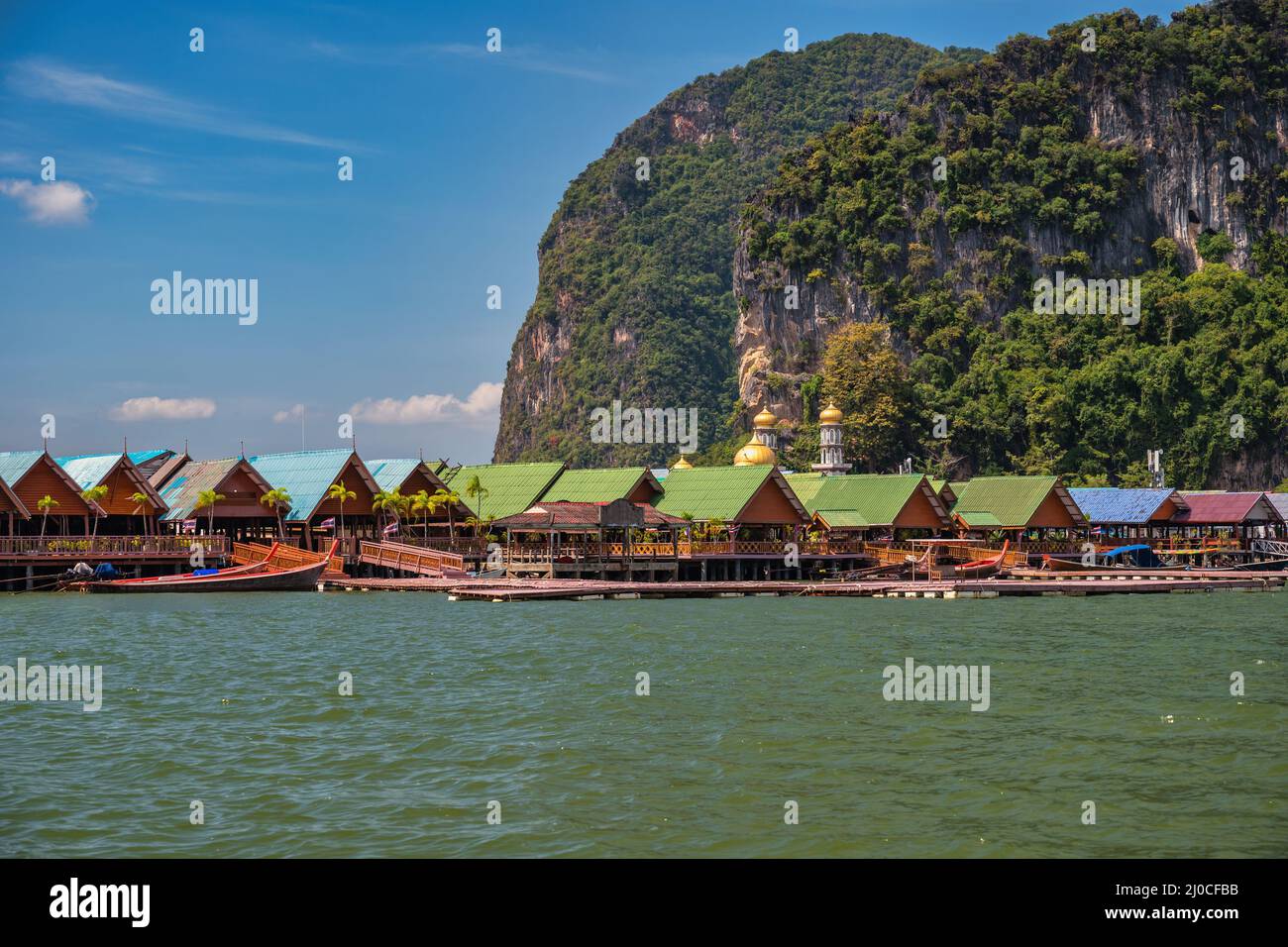 Blick auf die tropischen Inseln in der Phang Nga Bay und Koh Panyee (Ko Panyi) mit blauem Meerwasser, Phang Nga Thailand Naturlandschaft Stockfoto