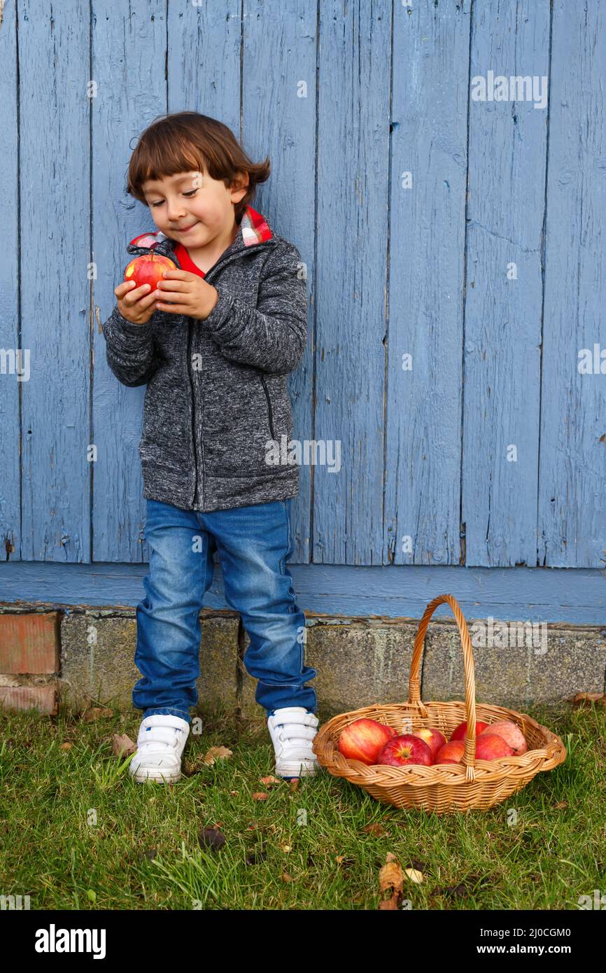 Kind Apfel Obst essen ganzen Körper außerhalb Text Freiraum Herbst gesunde Ernährung Stockfoto
