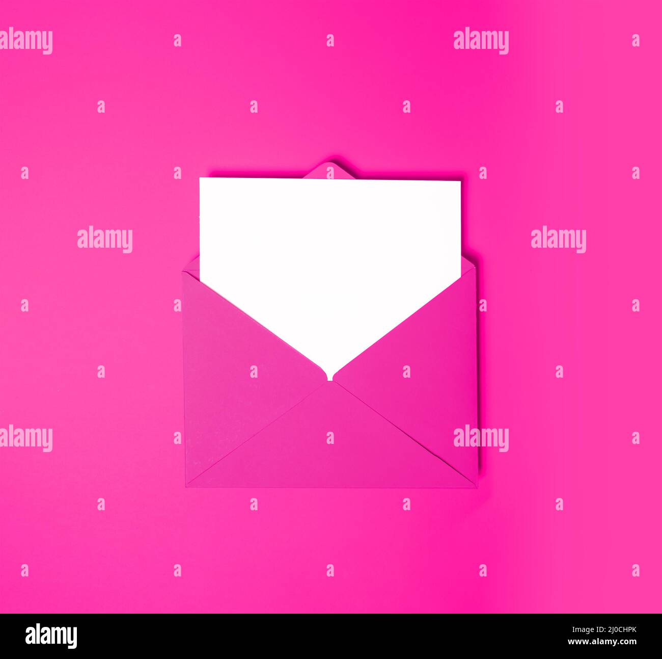 Mockup, pinker Umschlag mit leerem weißen Blatt auf pinkem Hintergrund Stockfoto