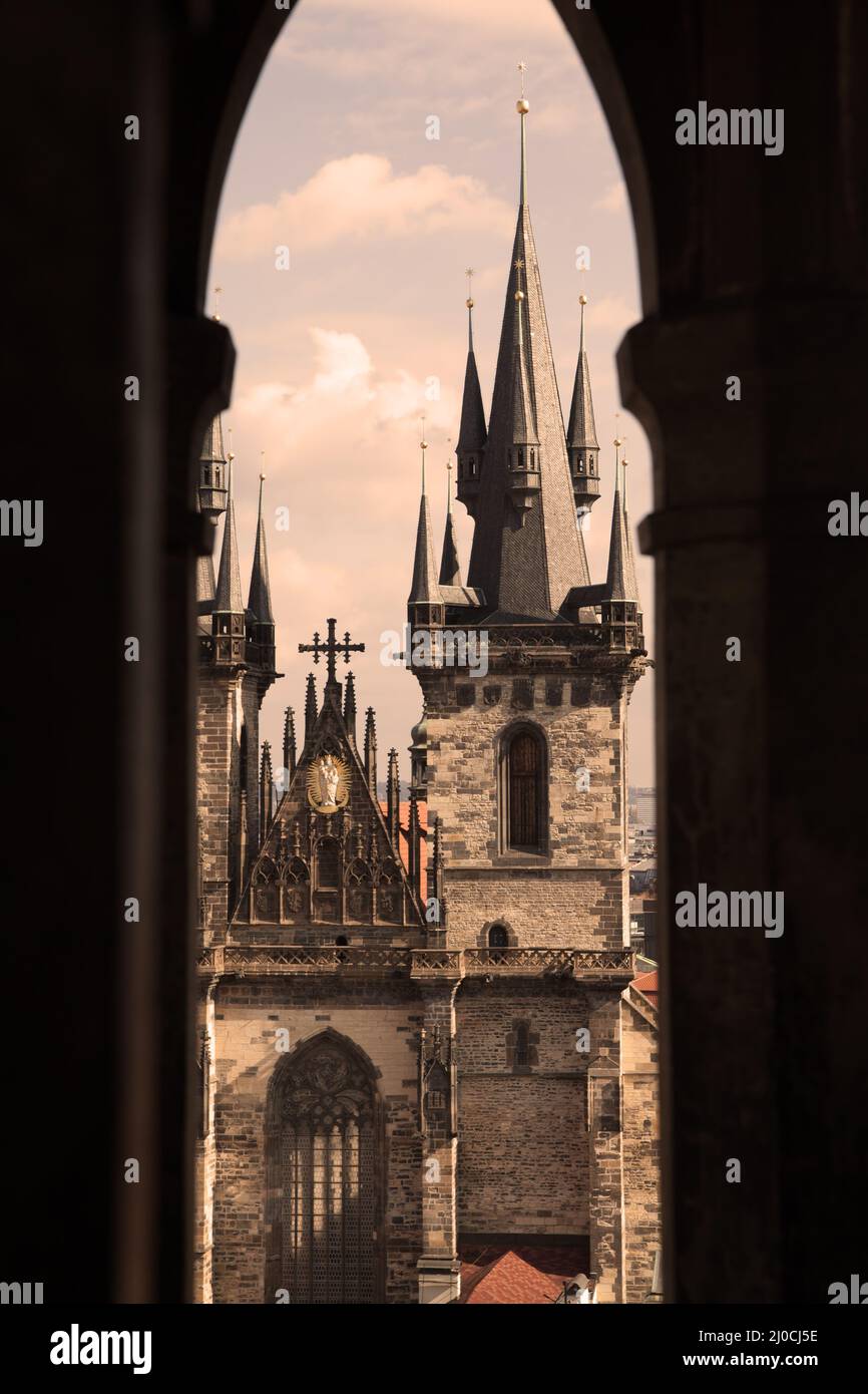 Kirche unserer Lieben Frau vor Tyn in Prag durch gotisches Fenster, Tschechische Republik. Sepia-getönt Stockfoto