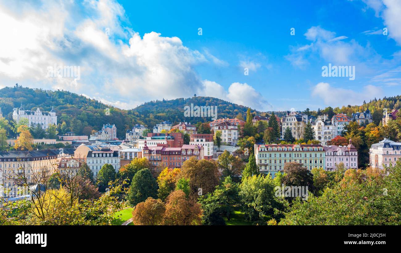 Karlovy Vary - die am meisten besuchte Kurstadt in der Tschechischen Republik. Panoramablick auf die Stadt Stockfoto