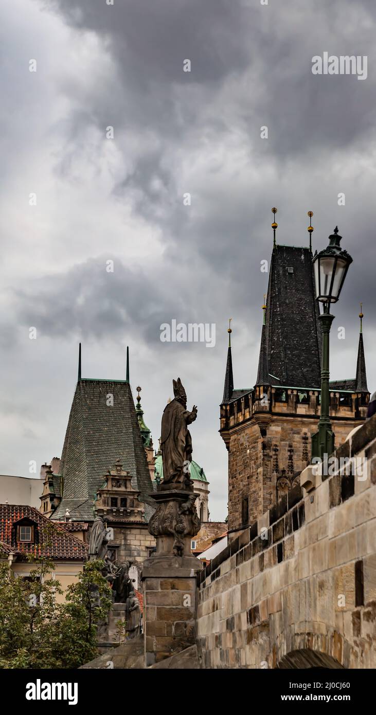 Karlsbrücke und die Altstadt von Prag unter bewölktem Himmel, Tschechische Republik Stockfoto