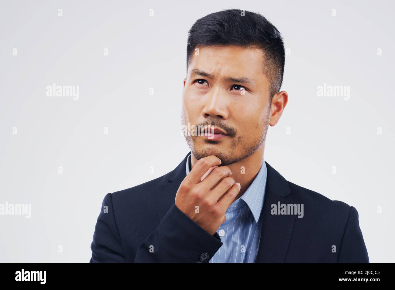 Einige Entscheidungen können Sie treffen oder brechen. Studioaufnahme eines Mannes, der vor grauem Hintergrund nachdenklich aussieht. Stockfoto