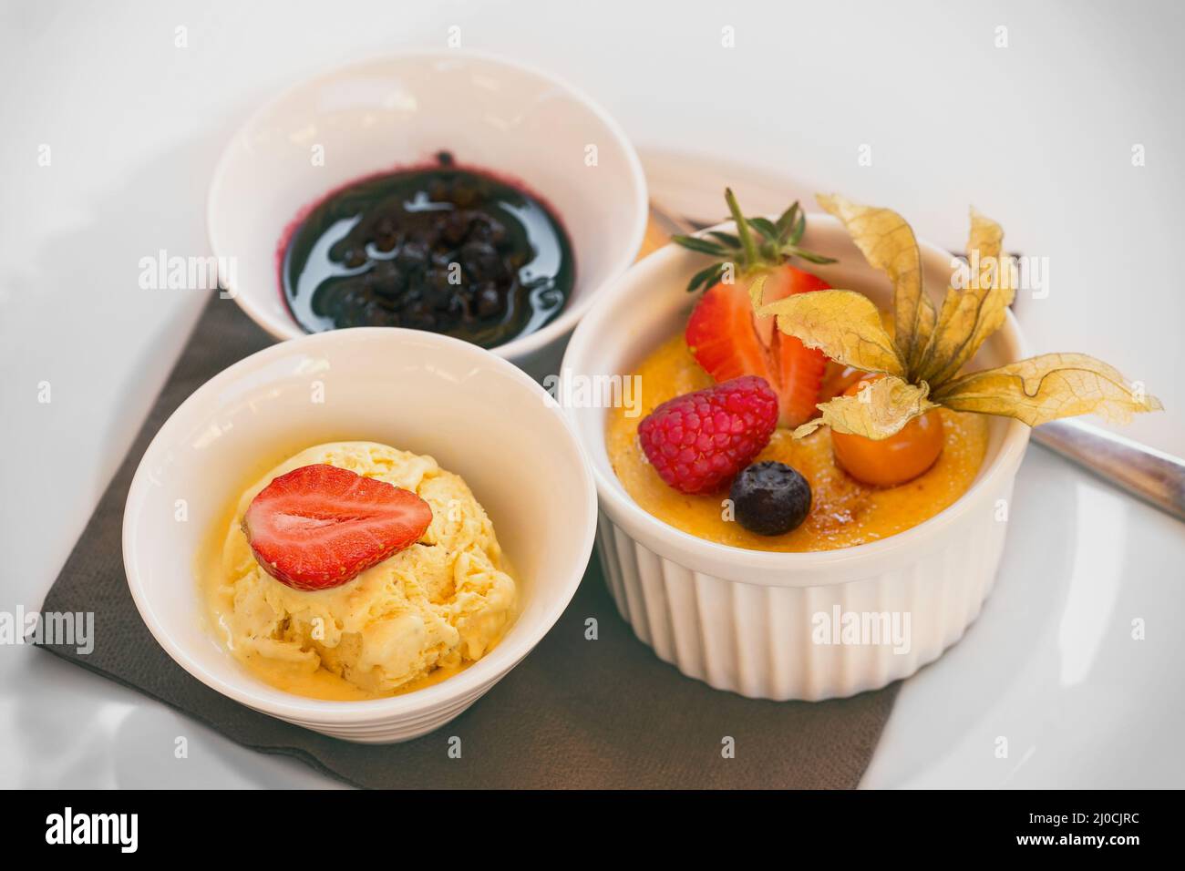 Creme Brulee Dessert mit Früchten Vith Eis Stockfoto
