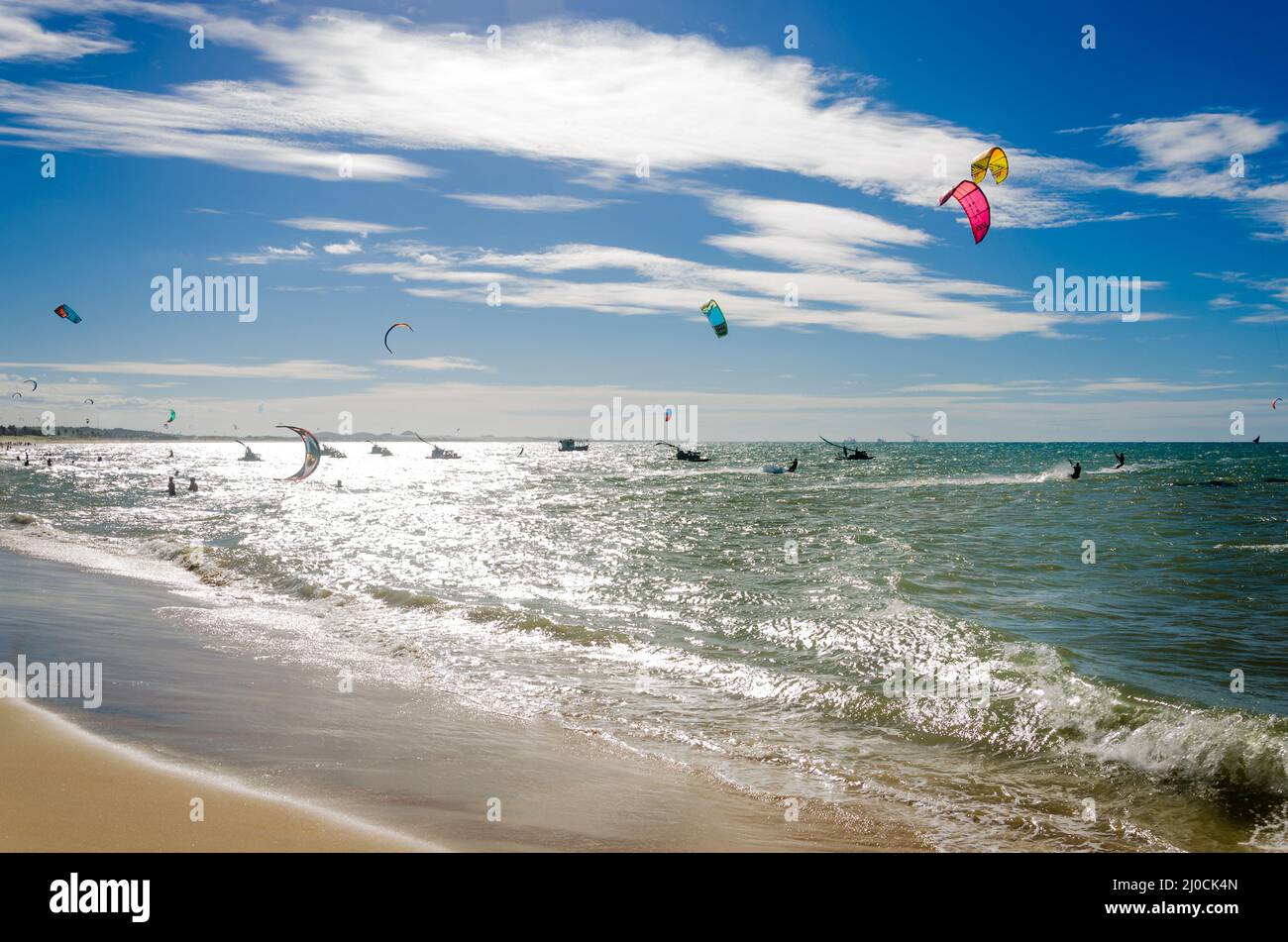 Überbelichtete Wirkung mit Kitesurfern, die das Meer genießen Stockfoto