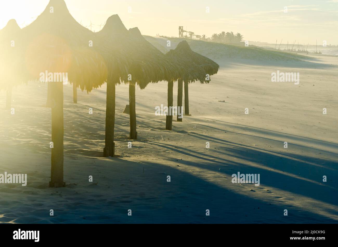 Überbelichtete Aussicht auf den Strand am Abend mit vielen Sonnenschirmen Stockfoto