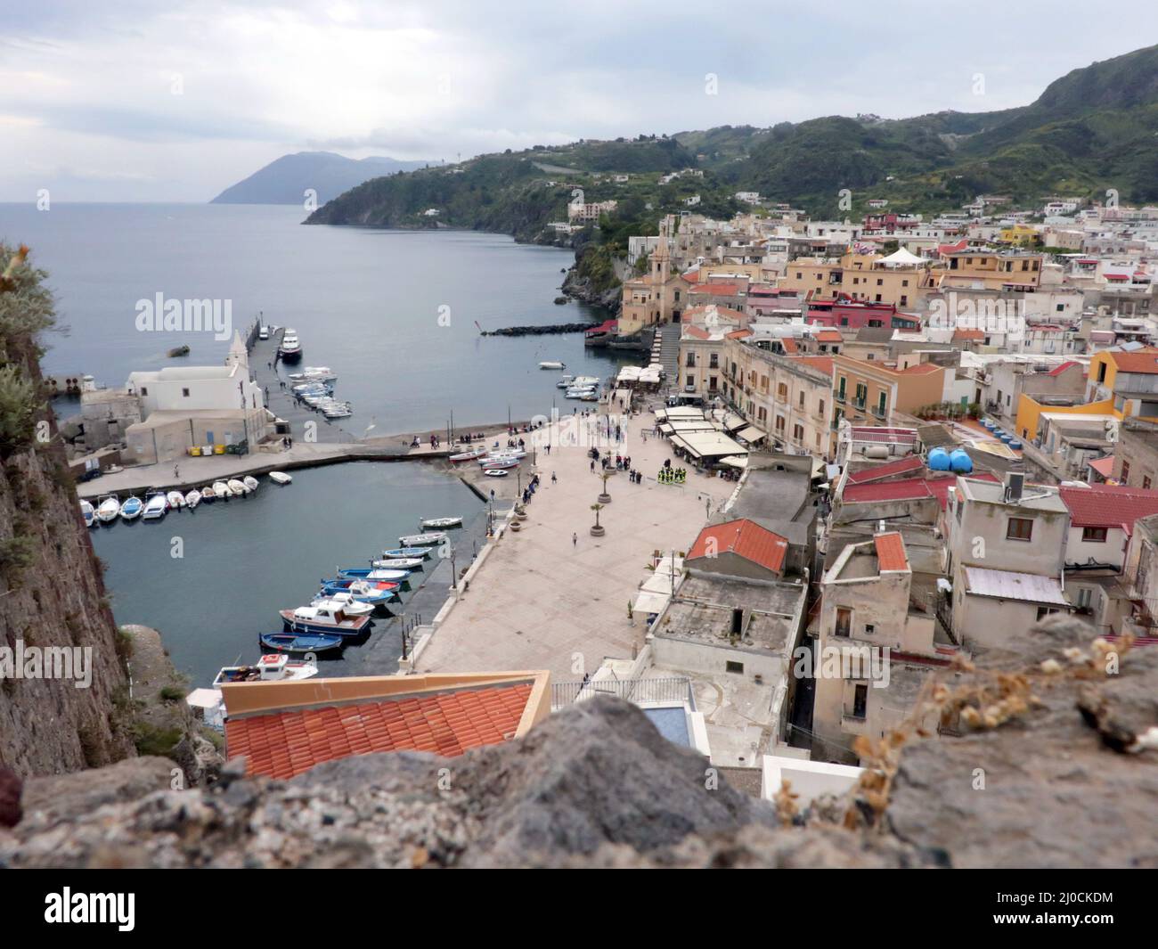 Blick auf den alten Hafen von Lipari, Äolische Inseln, Italien Stockfoto