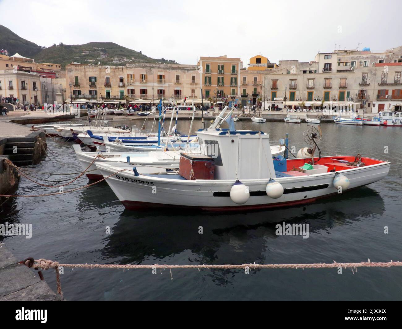 Hafen von Lipari, Äolische Inseln, Italien Stockfoto