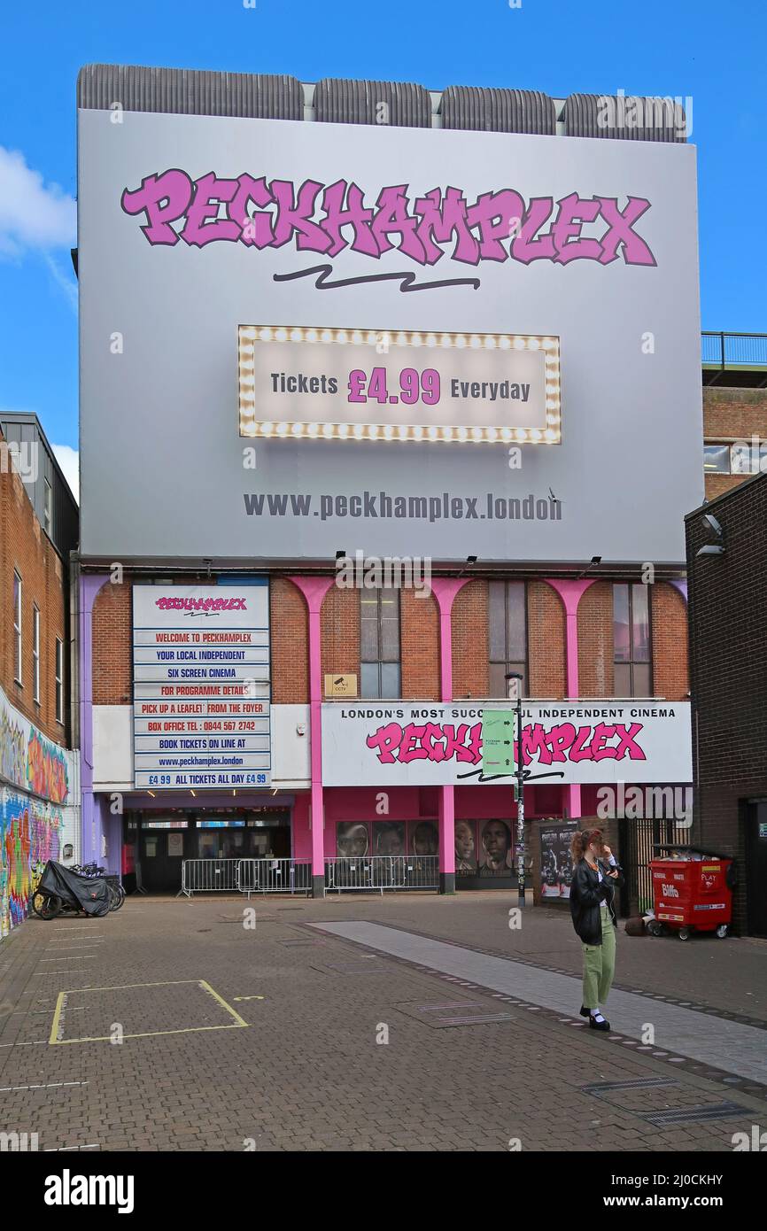 Eintritt zum Peckham Plex, dem berühmten unabhängigen Multiplex-Kino im Süden Londons, das alle Plätze für 4,99 £ bietet. Im Film Rye Lane aus dem Jahr 2023. Stockfoto