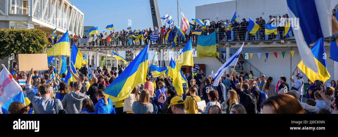 LIMASSOL, ZYPERN - 5. MÄRZ 2022: Anti-Kriegs-Protest in Solidarität mit der Ukraine gegen die russische Invasion Stockfoto