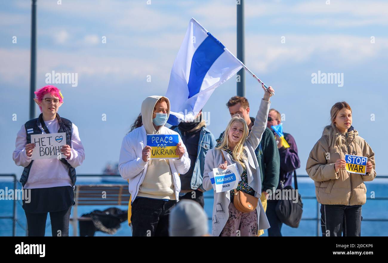 LIMASSOL, ZYPERN - 13. MÄRZ 2022: Junge russische Aktivisten protestieren gegen die russische Invasion in der Ukraine mit Schildern „Nein zum Krieg“, „Frieden für die Ukraine“, Stockfoto