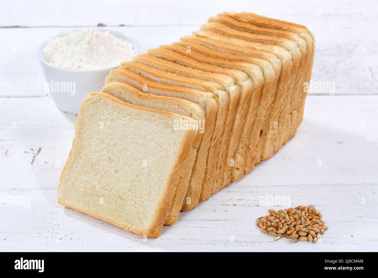 Toast Brot Toast Brot in Scheiben geschnitten auf Holzplatte Stockfoto