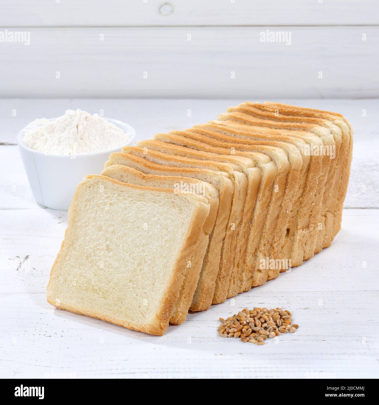 Toast Brot Toast Brot schneiden Scheibe quadratisch auf Holzplatte Stockfoto