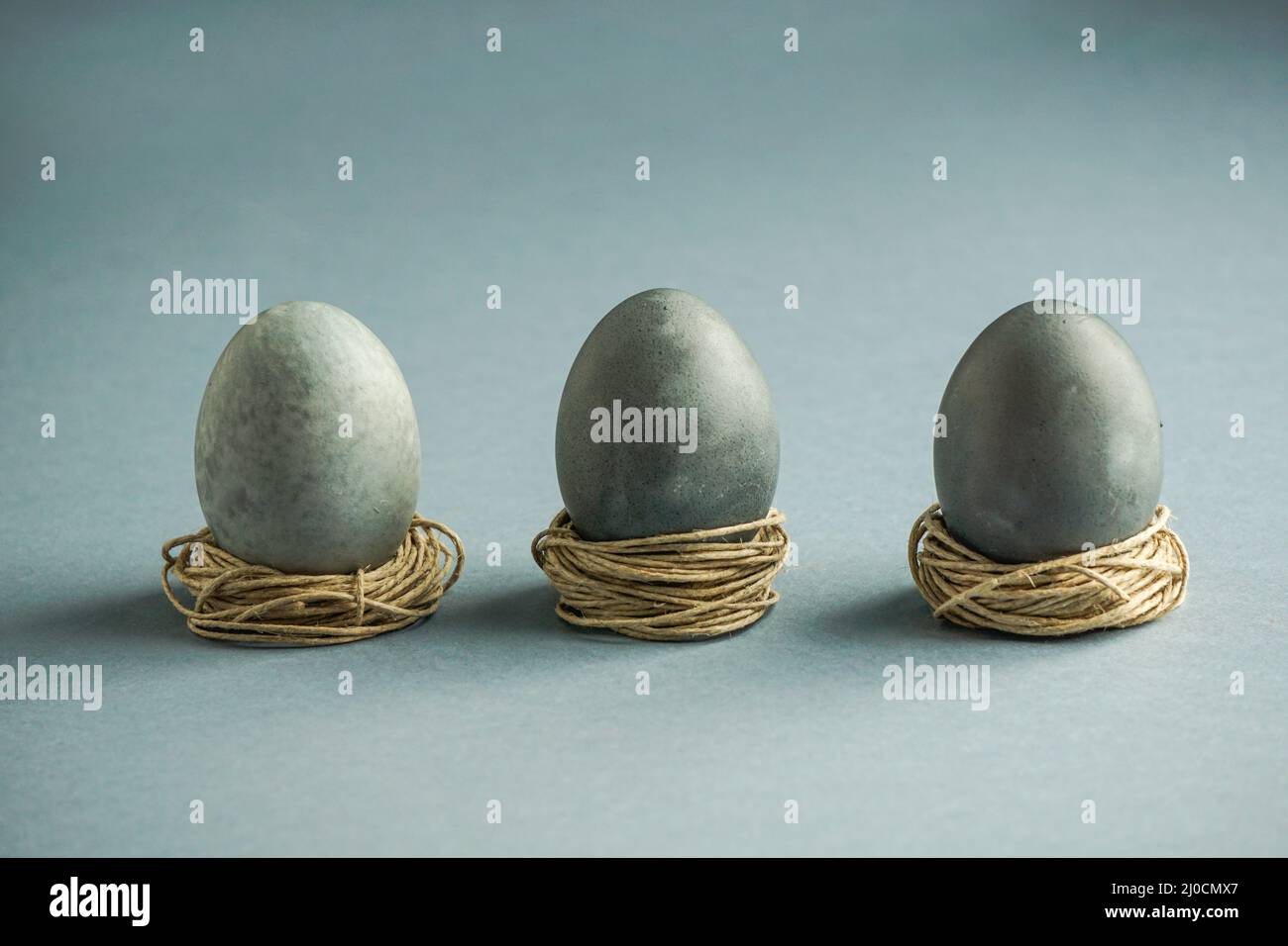 Osterkarte mit Ostereiern. Osterkonzeptkomposition auf lue-Hintergrund und Raum für einen Text Stockfoto