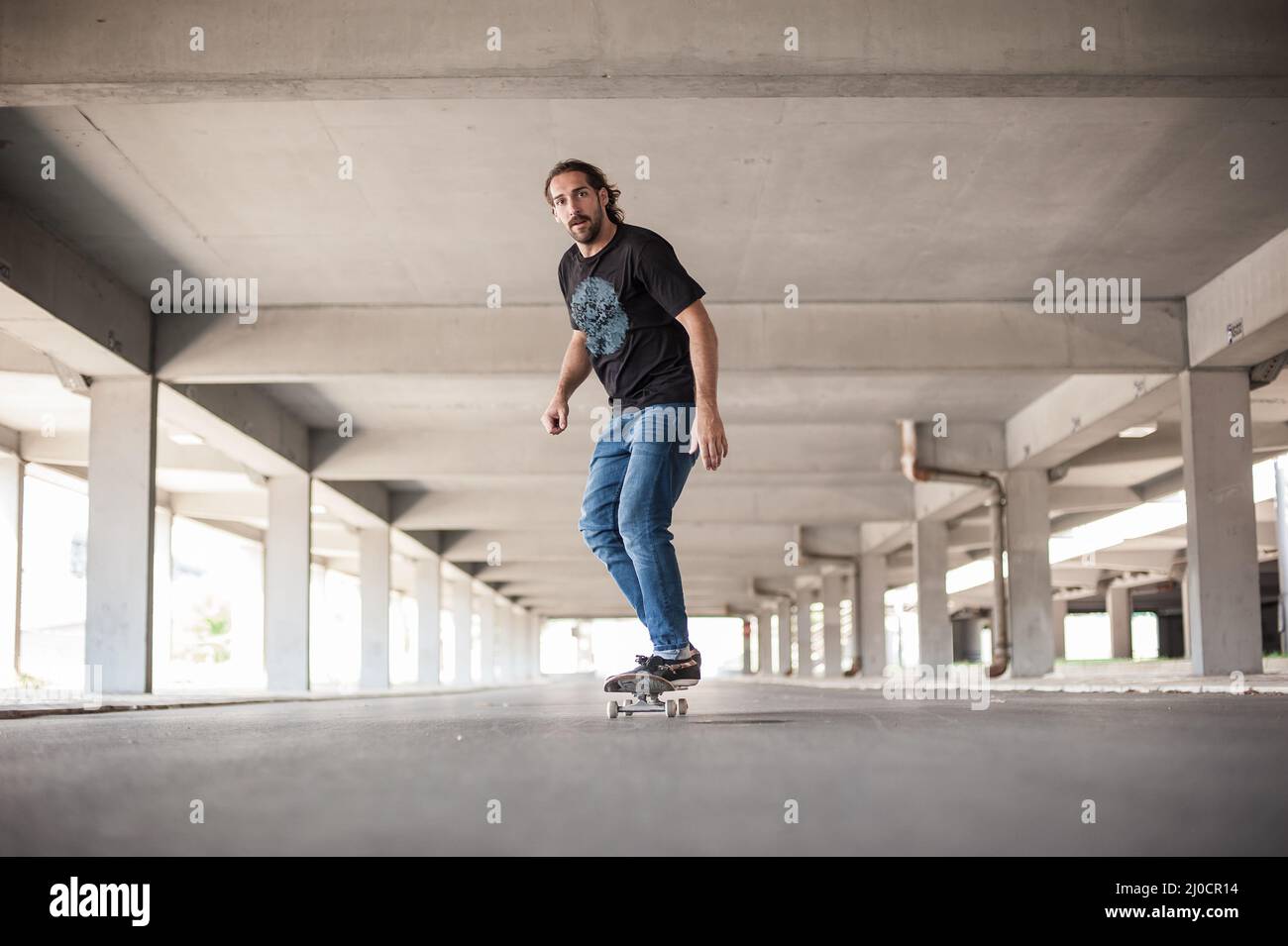 Professionelle Skateboarderfahrten skaten in einer unterirdischen Passage. Free Ride Street Skateboarding Stockfoto