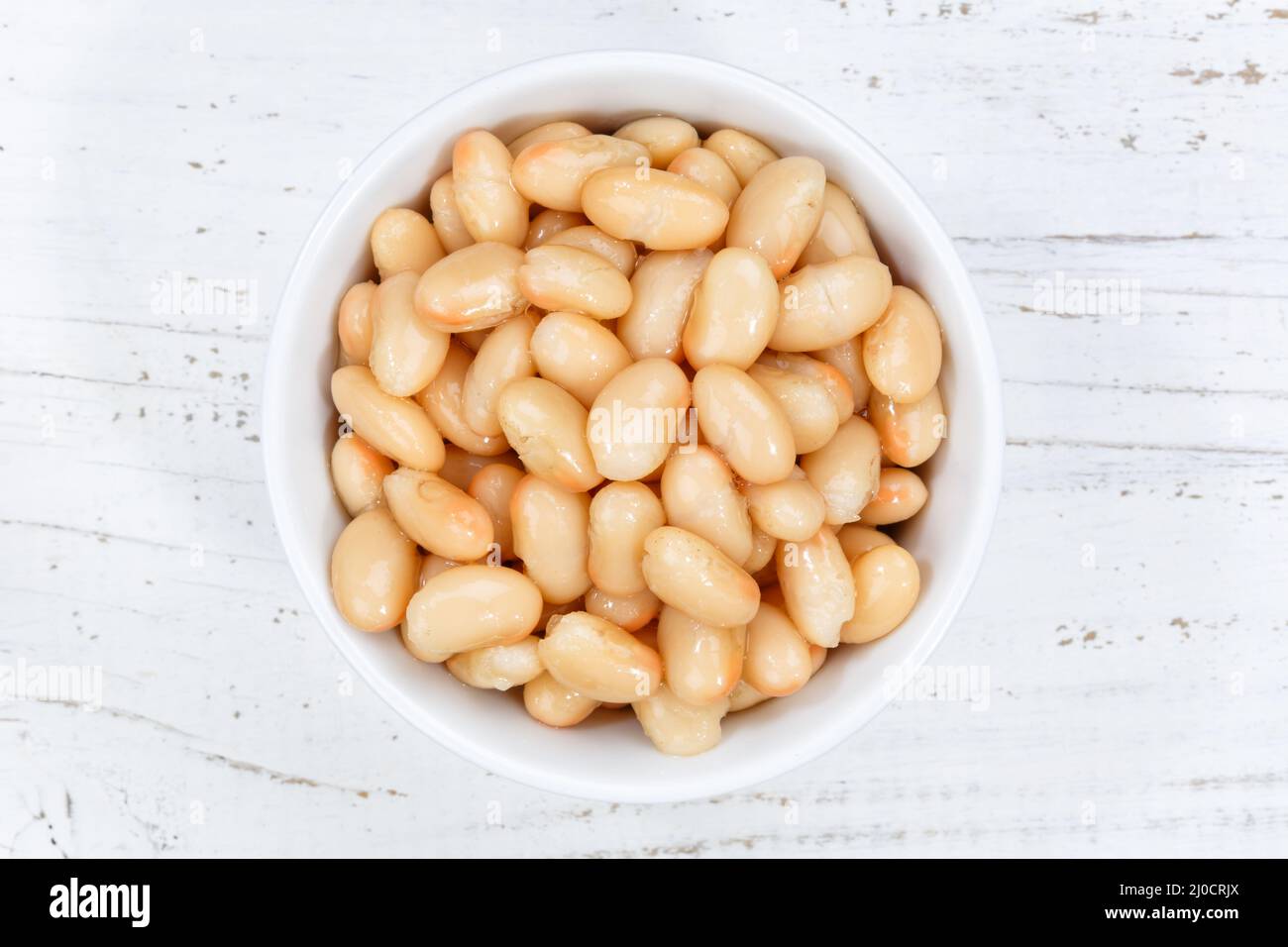 Weiße Bohnen weiß weiß von der oberen Holzplatte Stockfoto