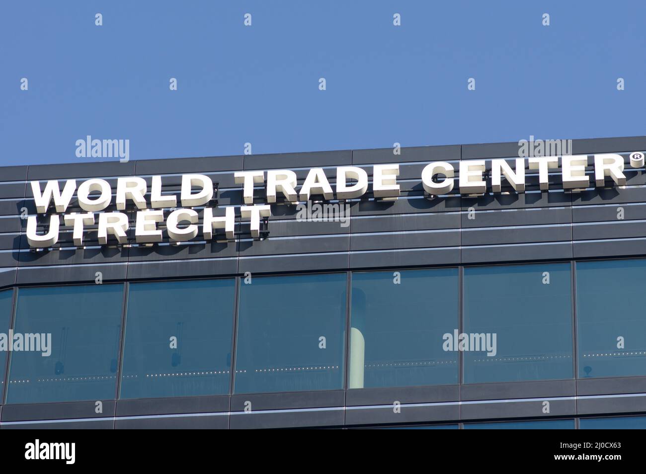 Utrecht, Niederlande - 3. März 2022: Logo des Welthandelszentrums auf der Fassade des Gebäudes Stockfoto
