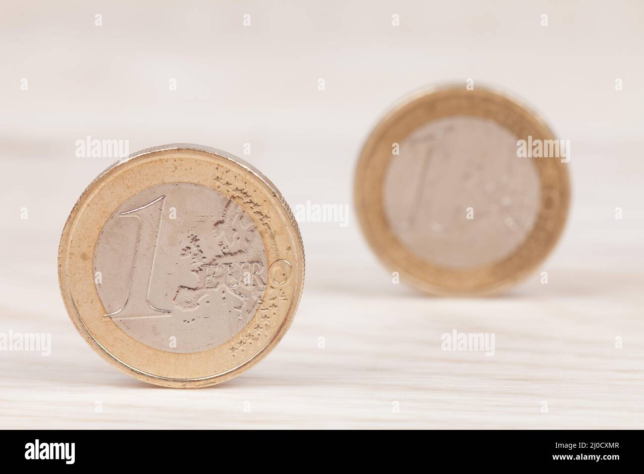 Euro-Währungsmünzen im weißen Hintergrund- Konzept Einsparungen für Investitionen Stockfoto