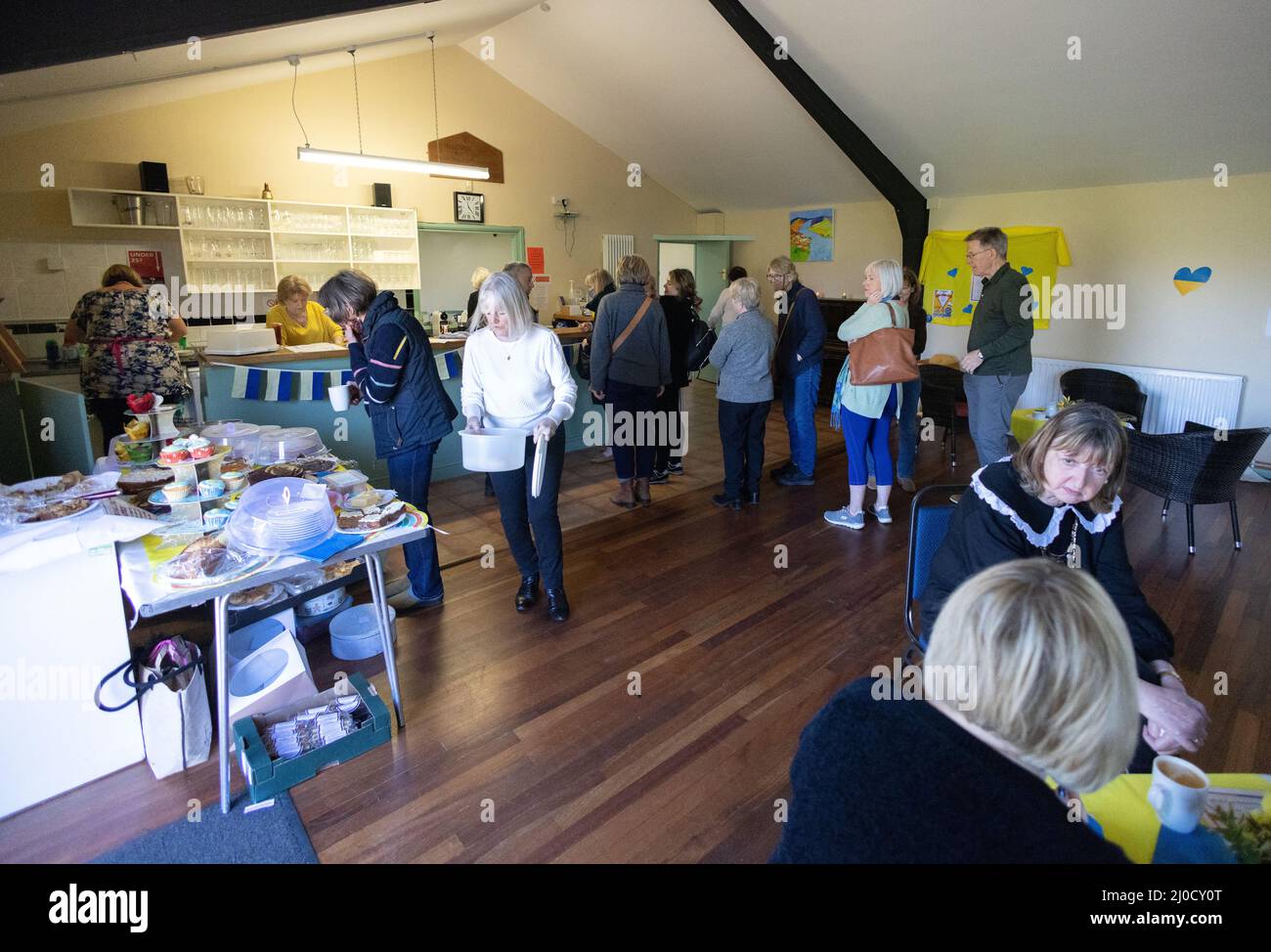 Ukraine hilft Großbritannien für den Ukraine-Krieg 2022; Charity Kaffee Morgen Fundraising für die Ukraine Flüchtlingshilfe, Stetchworth Village Hall, Cambridgeshire UK Stockfoto