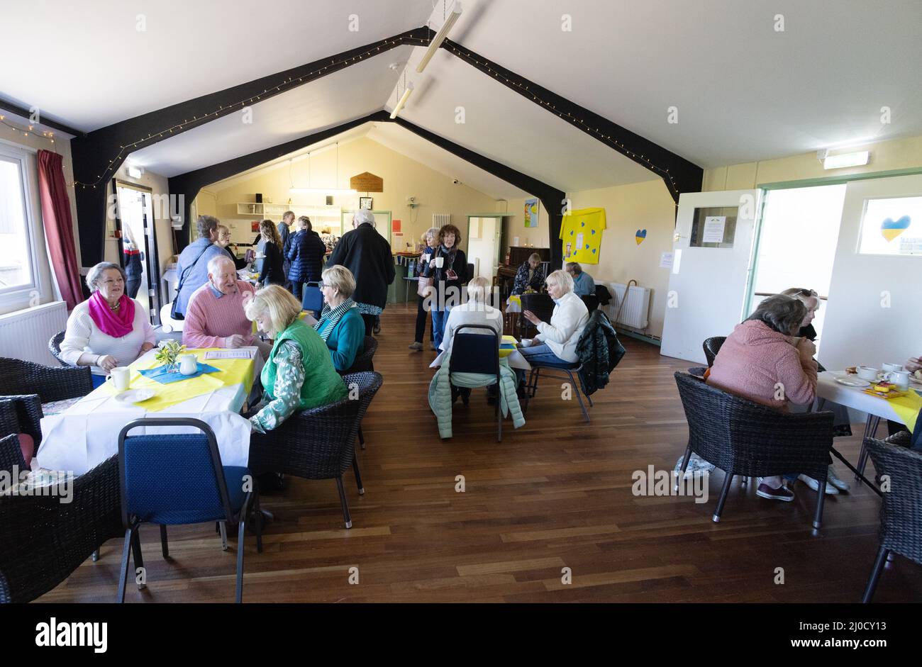 Ukraine hilft Großbritannien für den Ukraine-Krieg 2022; Charity Kaffee Morgen, um Geld für die Ukraine-Flüchtlinge zu sammeln, Stetchworth Village Hall, Cambridgeshire UK Stockfoto