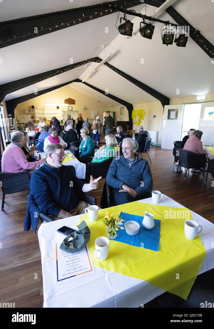 Ukraine hilft Großbritannien für den Ukraine-Krieg 2022; Charity Kaffee Morgen, um Geld für die Ukraine-Flüchtlinge zu sammeln, Stetchworth Village Hall, Cambridgeshire UK Stockfoto