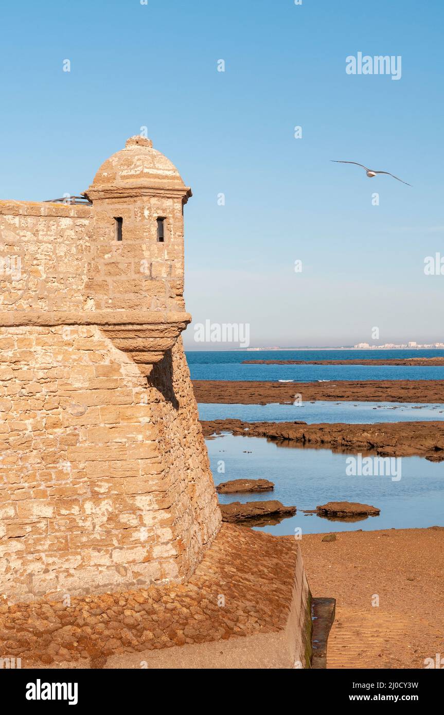 Castillo del Faro, Festung am Strand von La Caleta im Hafen von Cadiz, Mareógrafo, P.º Fernando Quiñones, Cádiz, Spanien Stockfoto