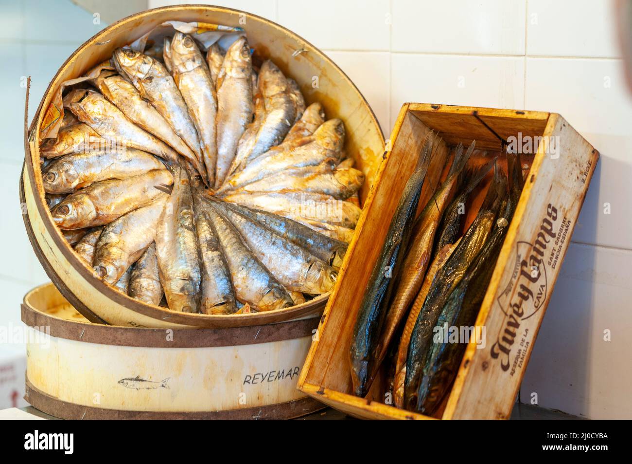 Traditionelle Art gesalzene Sardinen in Holzkisten auf dem spanischen Lebensmittelmarkt Stockfoto