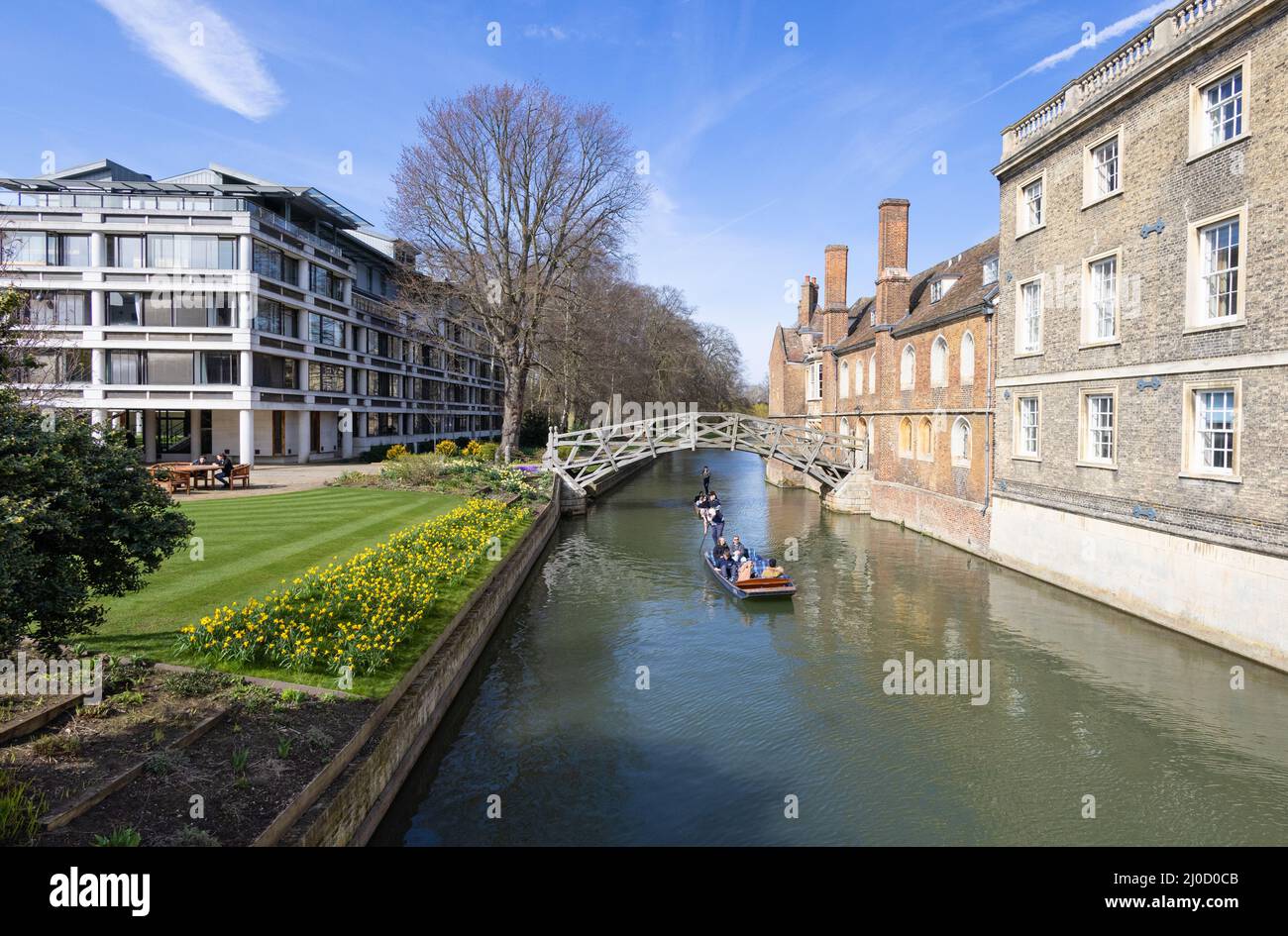 Cambridge UK Spring; Punting on the River Cam und Queens College, Cambridge University mit der Mathematical Bridge, Cambridge England UK Stockfoto