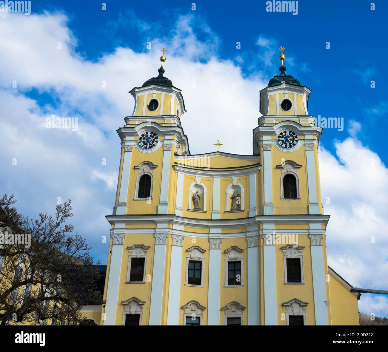 Die ehemalige Klosterkirche und die heutige Basilika St. Michael in Mondsee, Salzkammergut, Oberösterreich Stockfoto