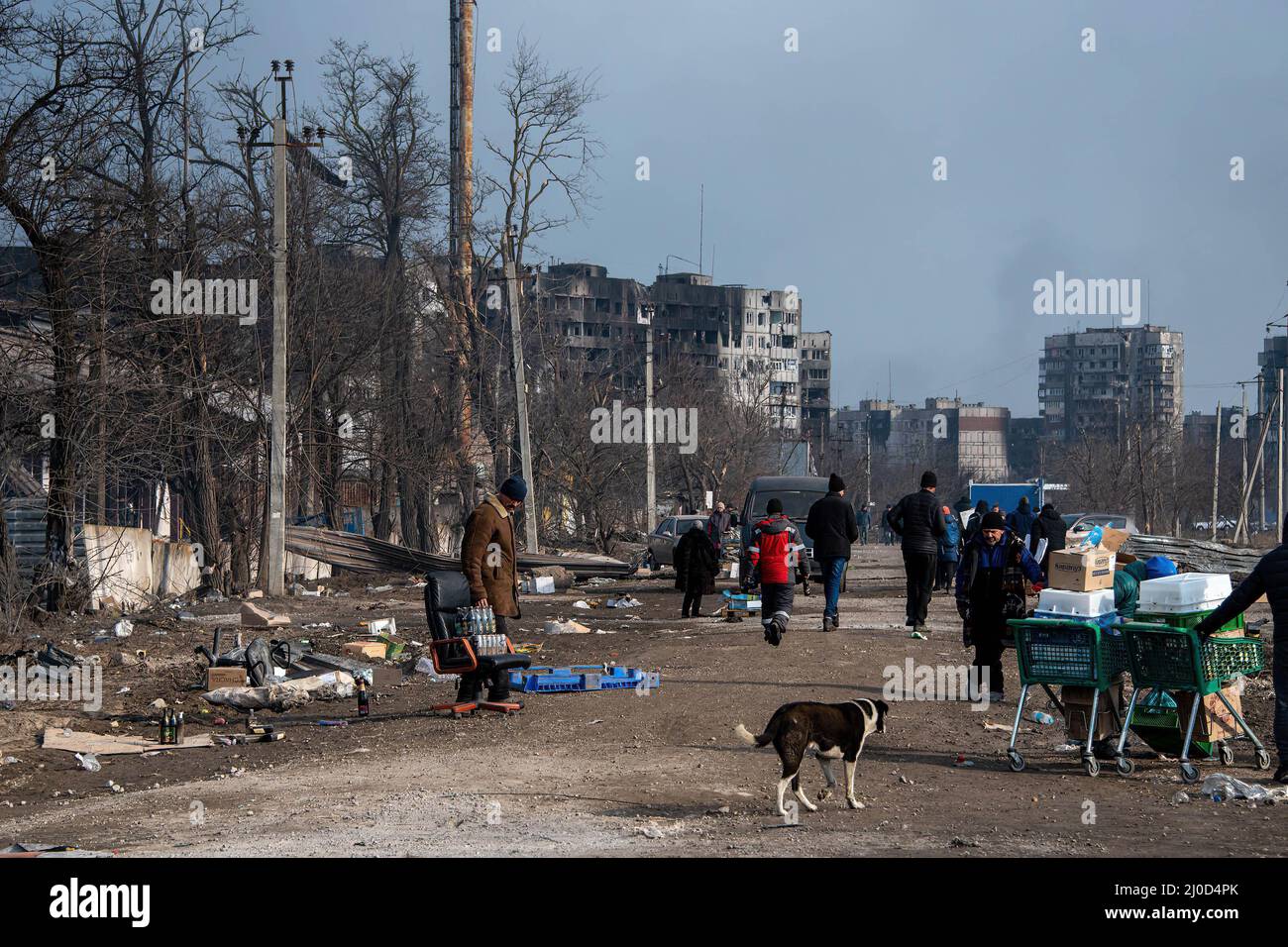 Zivilisten sammeln Gegenstände und Vorräte, während sie sich darauf vorbereiten, nach intensiven Bombardierungen aus der umkämpften Stadt Mariupol zu fliehen. Durch intensive Bombardierungen wurde ein Großteil der strategischen Küstenstadt zu Ruinen reduziert, da ukrainische Truppen unter dem umstrittenen Asow-Bataillon versuchen, die Stadt gegen den zunehmenden Druck der Russland/pro-Russland-Invasion zu verteidigen. Russische und prorussische Truppen haben kürzlich einen humanitären Korridor eröffnet, der es den Bewohnern ermöglicht, in die Volksrepublik Donezk zu fliehen. (Foto von Maximilian Clarke/SOPA Images/Sipa USA) Stockfoto