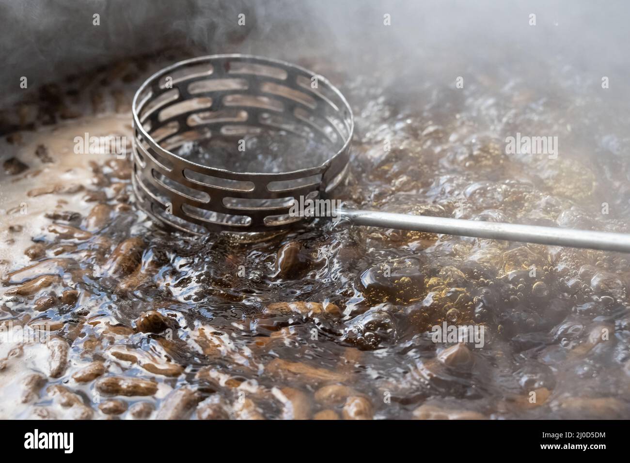 Dampfende gekochte Erdnüsse auf Jaemor Farms in Alto, Georgia. (USA) Stockfoto