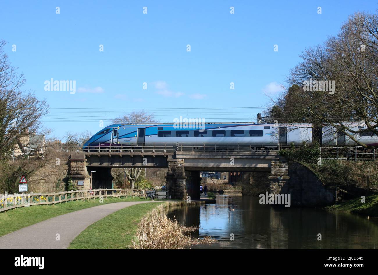 TransPennne Express Nova 1, zweistufiger Mehrzugzug, Einheit 802211, an der West Coast Main Line, der am 18.. März 2022 die Brücke über den Lancaster Canal überquert. Stockfoto