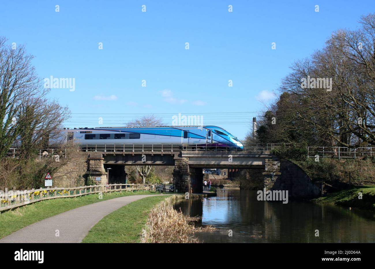 TransPennne Express Nova 1, zweistufiger Mehrzugzug, Einheit 802211, an der West Coast Main Line, der am 18.. März 2022 die Brücke über den Lancaster Canal überquert Stockfoto