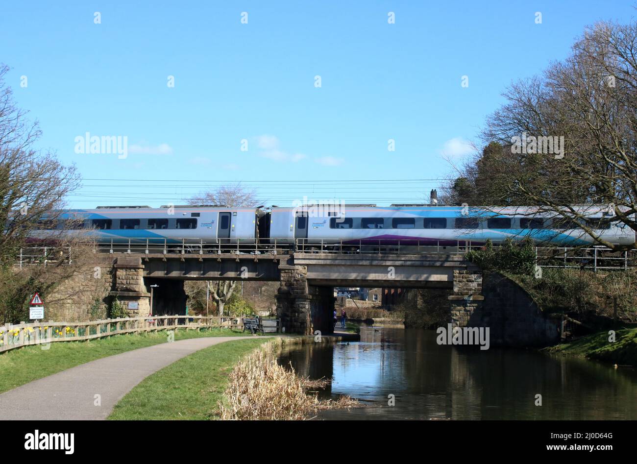 TransPennne Express Nova 1, zweistufiger Mehrzugzug, Einheit 802211, an der West Coast Main Line, der am 18.. März 2022 die Brücke über den Lancaster Canal überquert. Stockfoto