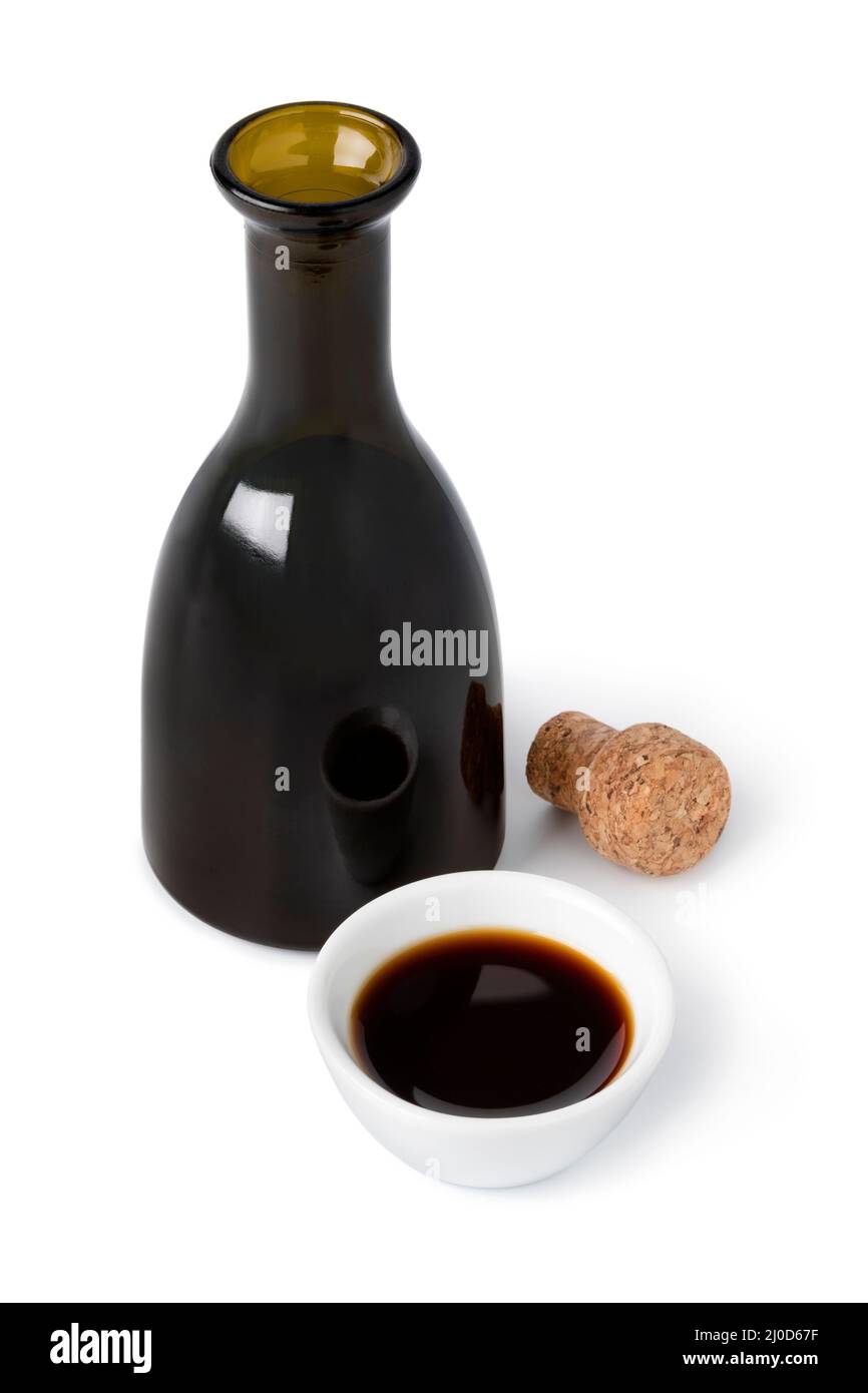 Glasflasche und Schüssel mit traditionellem italienischen Balsamico-Essig isoliert auf weißem Hintergrund Stockfoto