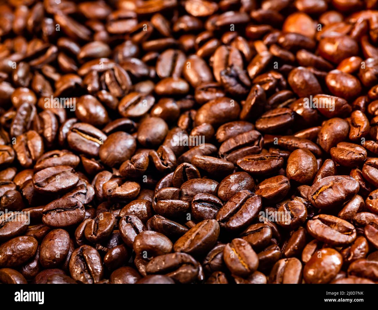 Nahaufnahme, frisch geröstete Kaffeebohnen, Morgenexpresso Stockfoto