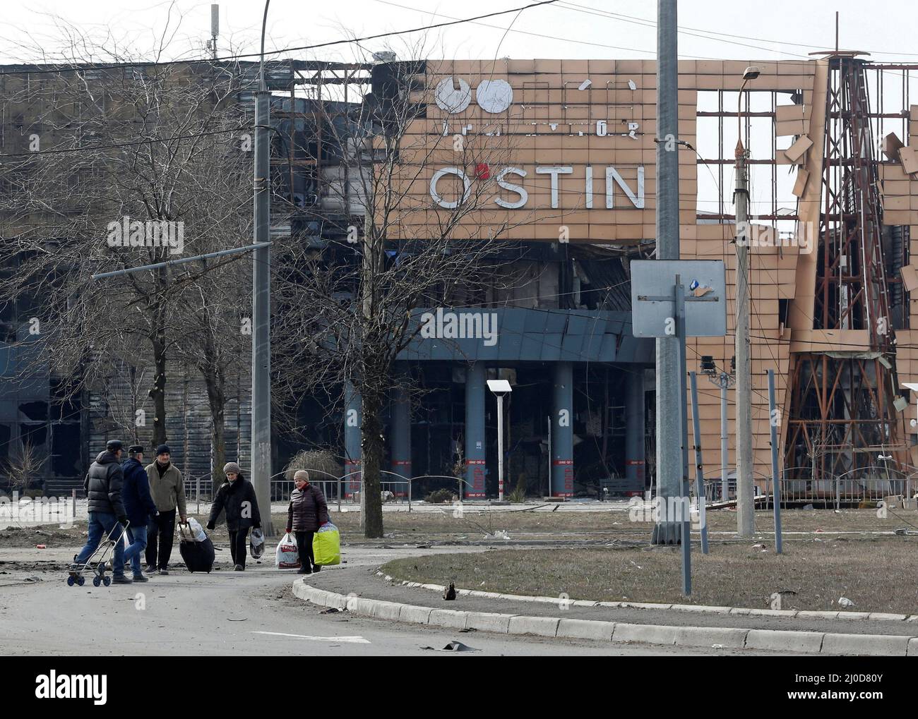 Anwohner gehen in die Nähe eines Einkaufszentrums, das während des ...