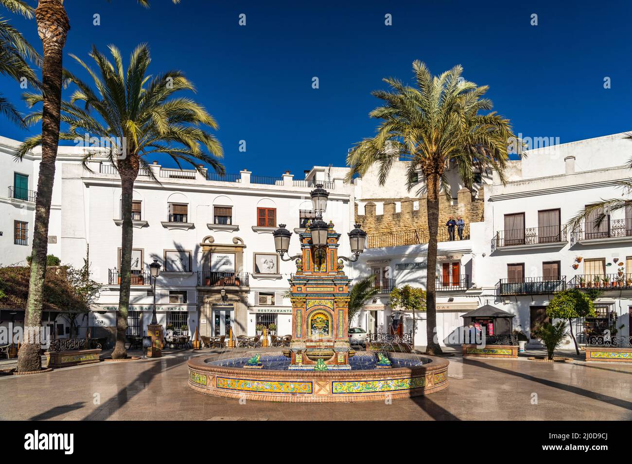 Brunnen und weiße Häuser am Platz Plaza España, Vejer de la Frontera, Andalusien, Spanien | Brunnen und weiße Häuser am Platz Plaza España, Vejer Stockfoto
