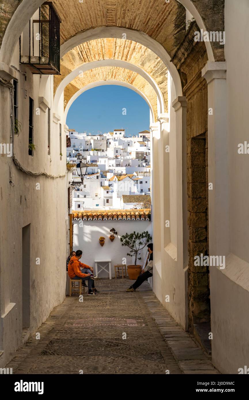 Blick durch die Schwibbögen der Iglesia del Convento de la Conceptión auf Vejer de la Frontera, Andalusien, Spanien | Blick durch die Bögen von Igl Stockfoto