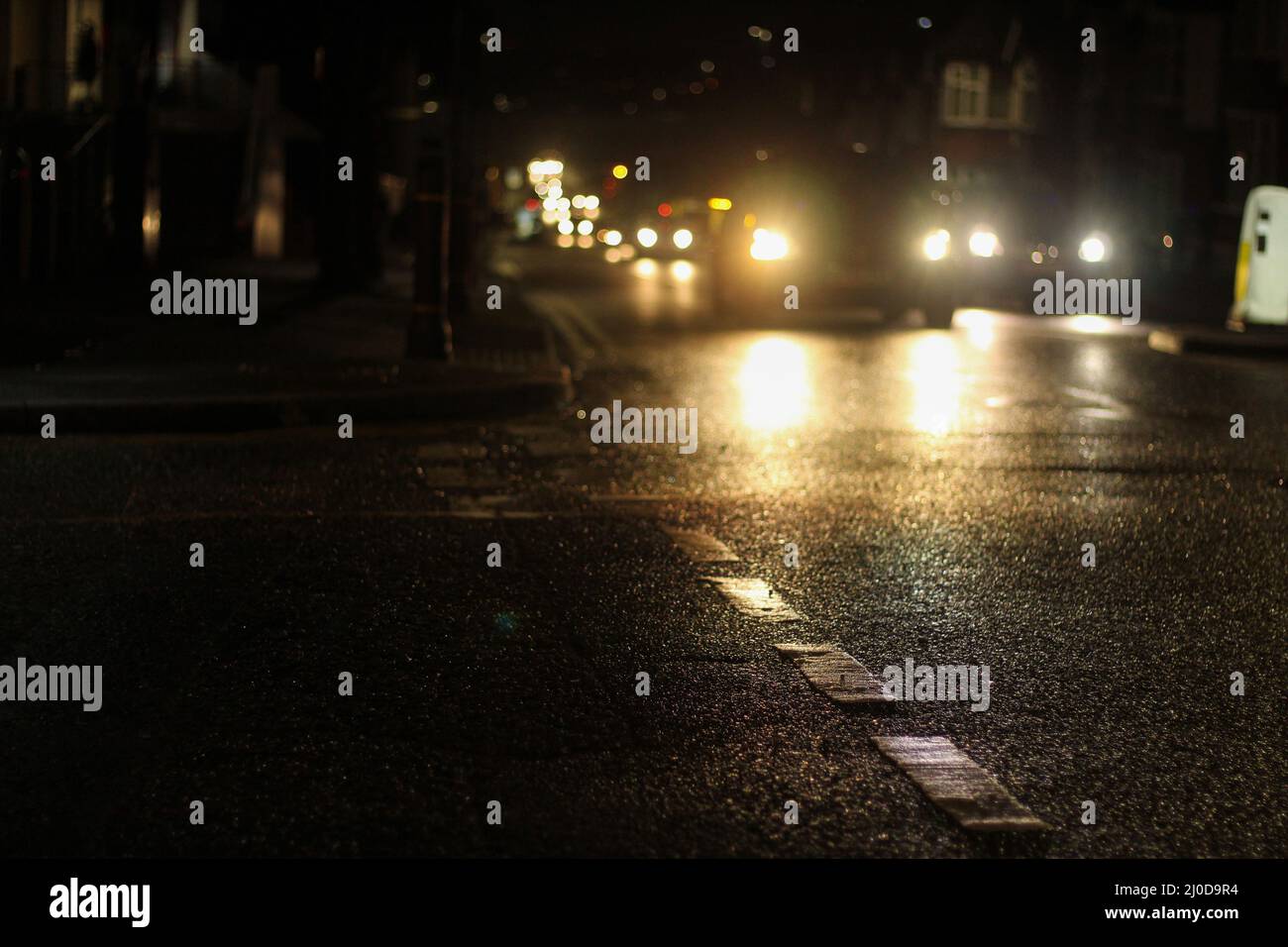 Viel befahrene Straße mit sich bewegenden Autos am späten Abend Stockfoto