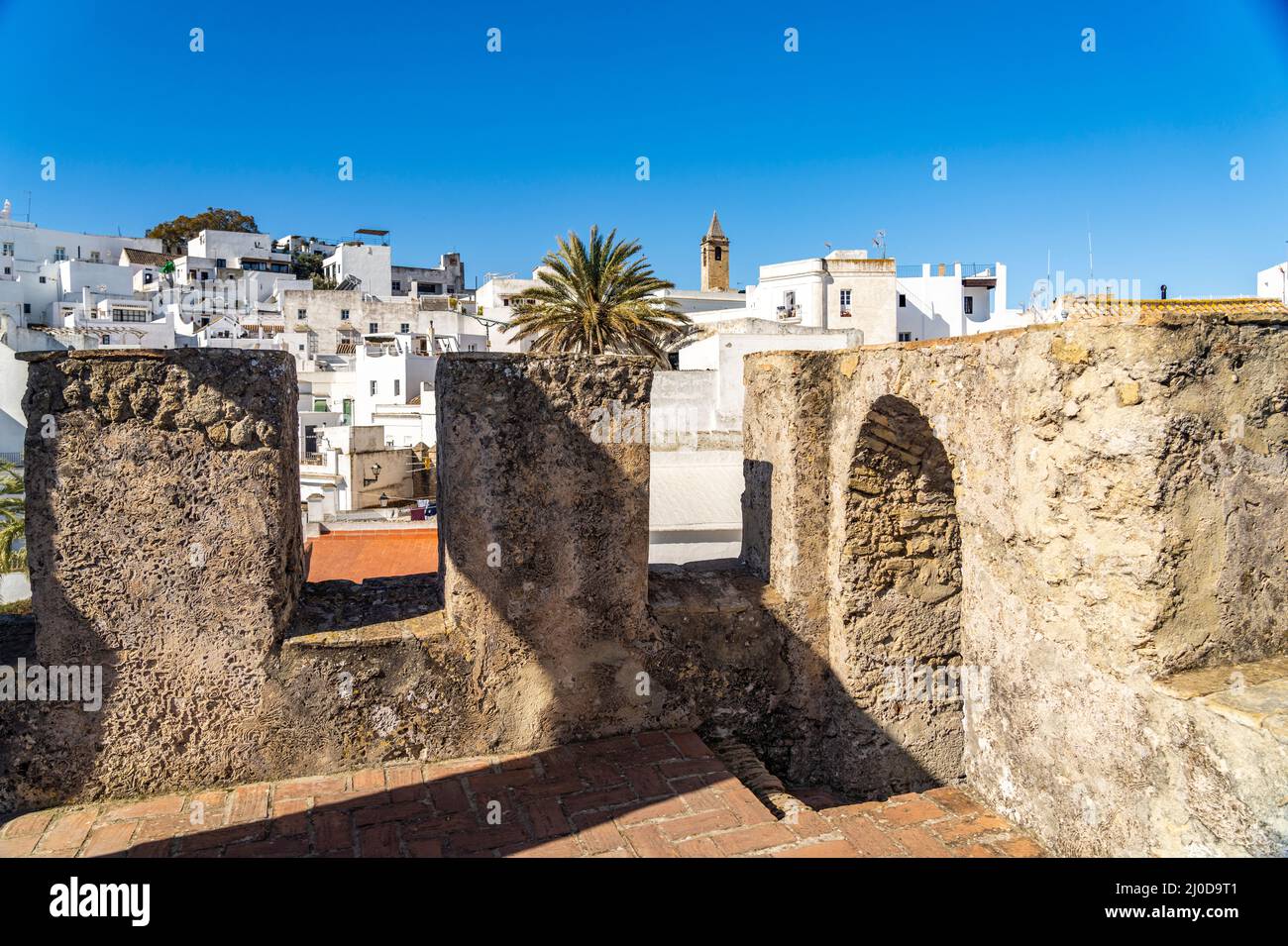 Wachturm der Casa del Mayorazgo und die weissen Häuser von Vejer de la Frontera, Andalusien, Spanien | Casa del Mayorazgo Wachturm und der weiße Stockfoto