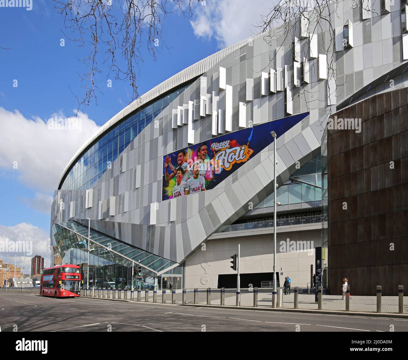Das neue Stadion des britischen Premier League-Fußballvereins Tottenham Hotspur in der White Hart Lane, London. Entworfen von Architekten bevölkerungsreich, eröffnet im Jahr 2019 Stockfoto