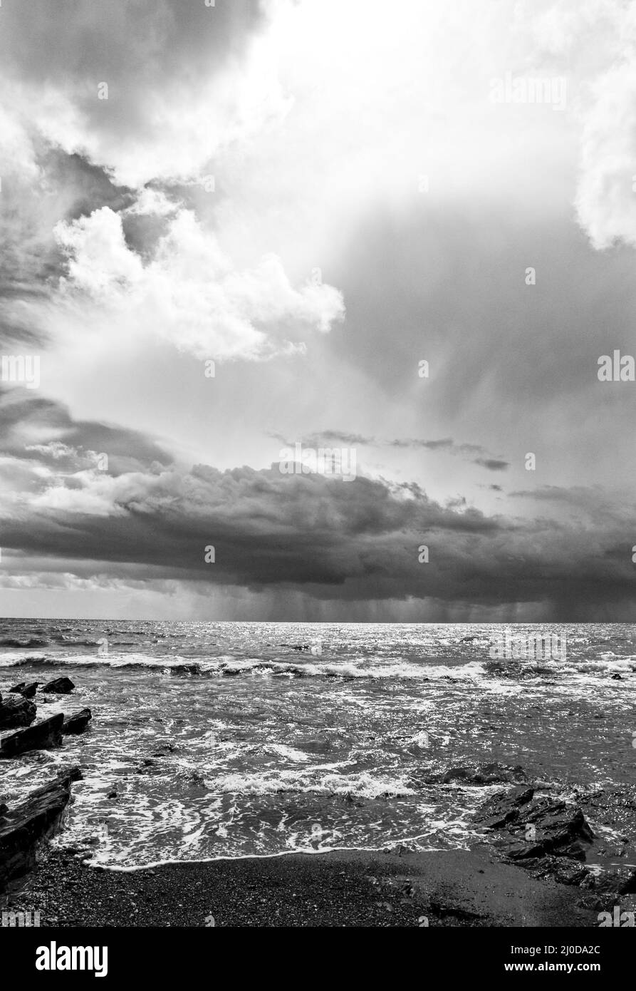 Großbritannien, englischer Kanal. Große Wolken, Regen oder Sturm nähern sich, das Meer zum Strand Stockfoto