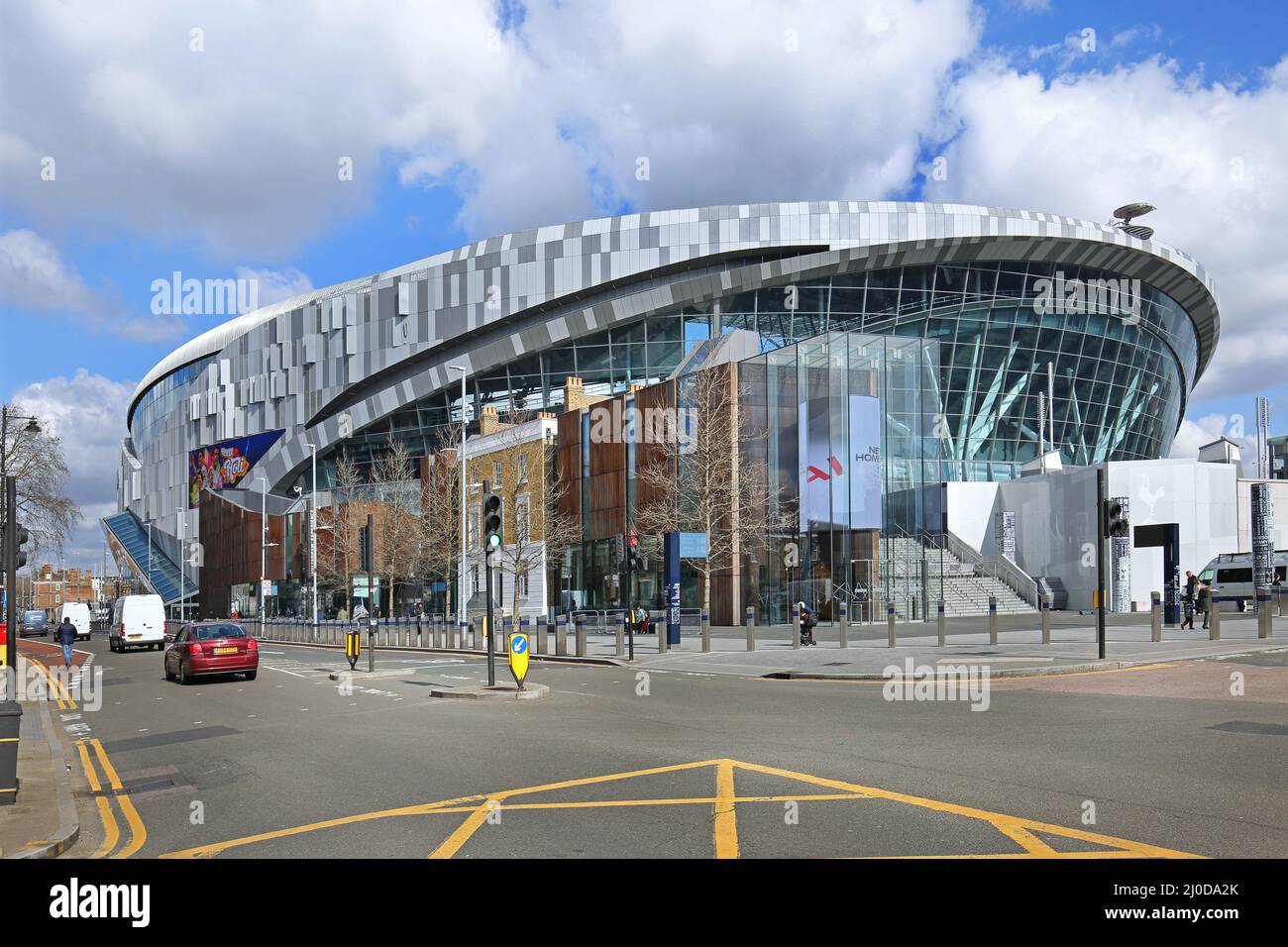 Das neue Stadion des britischen Premier League-Fußballvereins Tottenham Hotspur in der White Hart Lane, London. Entworfen von Architekten bevölkerungsreich, eröffnet im Jahr 2019 Stockfoto